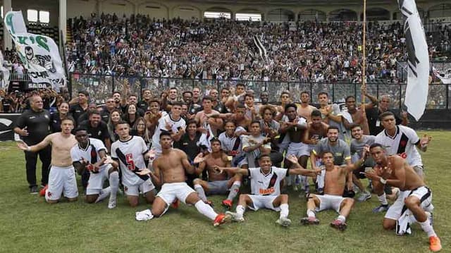 Elenco e comissão técnica do Vasco campeões da Taça Rio Sub-20 2019