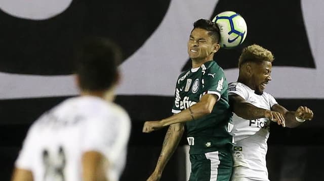 O Palmeiras sucumbiu ao Santos na noite desta quarta-feira na Vila Belmiro e perdeu por 2 a 0, em duelo válido pela 24ª rodada do Campeonato Brasileiro. Ninguém do Verdão teve destaque na partida, e o setor defensivo cometeu muitas falhas que resultaram na derrota. Confira as notas do Palmeiras no LANCE! (por Gabriel Rodrigues)