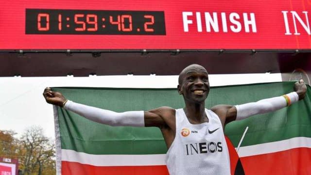 O queniano Eliud Kipchoge comemora após quebrar a barreira das duas horas na prova da maratona, em Viena (Crédito: HERBERT NEUBAUER / APA / AFP)