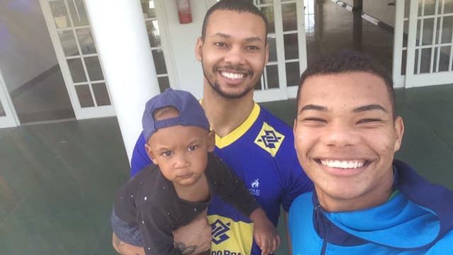 Alan, com o filho no colo, e Darlan