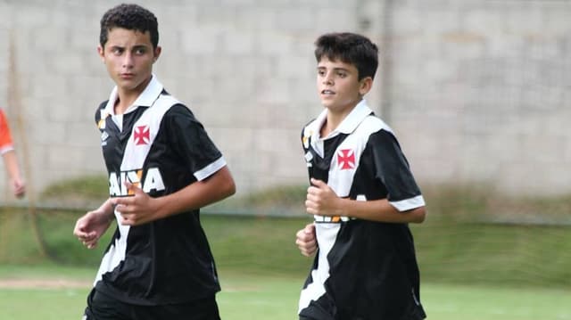 Bruno Gomes e Gabriel Pec na época das categorias de base do Vasco