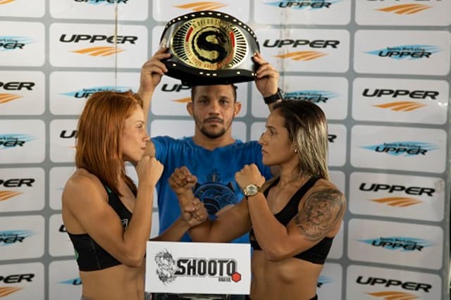 Jéssica Delboni e Júlia Polastri vão disputar o cinturão vago dos palhas no Shooto 97 (Foto: Marcell Fagundes)