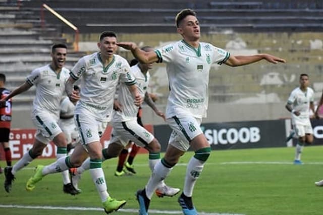 Flávio garantiu o placar favorável ao Coelho que ficou de fora do G4 neste rodada por ter um gol a menos de saldo em relação ao Coritiba