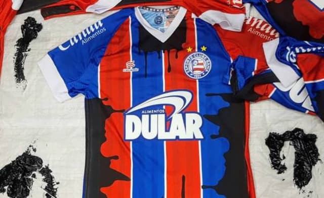 Camisa manchada de óleo do Bahia