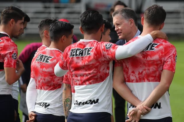 Ricardo Peláez falando com os jogadores do Chivas