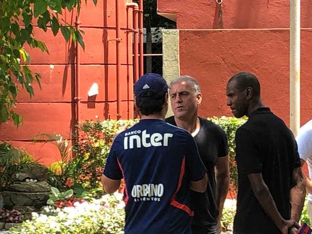 Abidal no CT do São Paulo