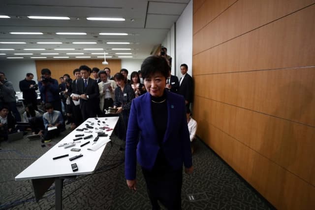 Yuriko Koike não concorda com a decisão do COI de tirar maratona e marcha atlética de Tóquio por causa do calor (BEHROUZ MEHRI / AFP)