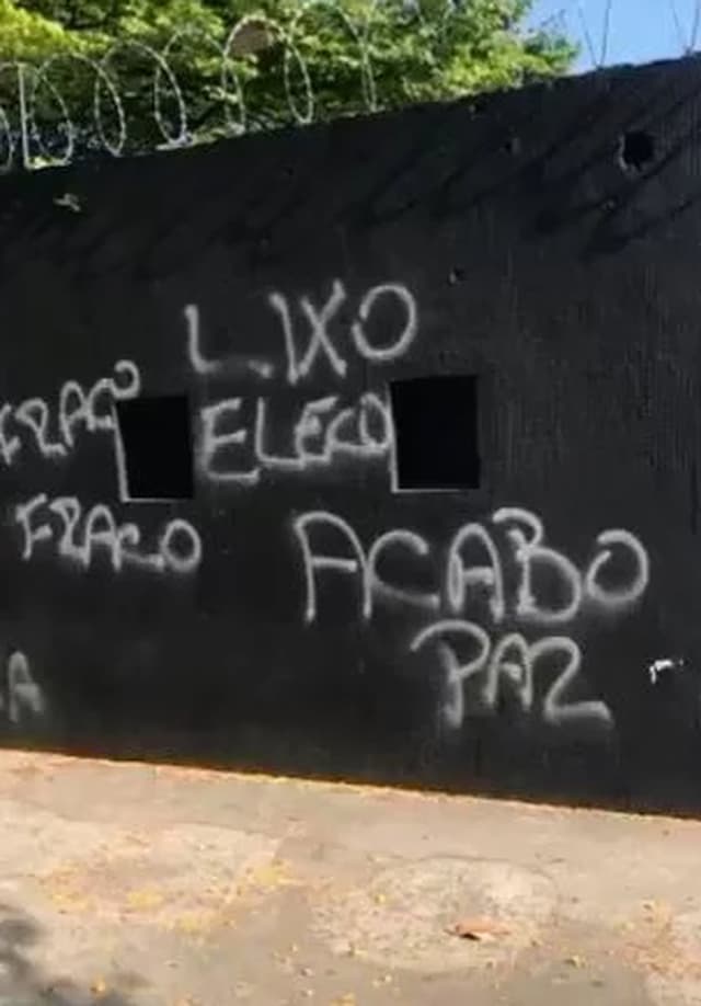 Torcida vandaliza sede-social do Corinthians e pede a demissão do técnico Fábio Carille