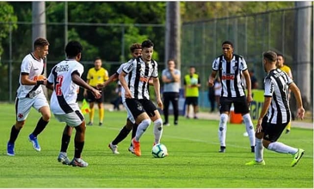 O Vasco avançou às semifinais do Brasileiro sub-20 eliminando o Galo