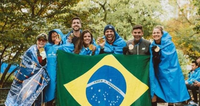 Fredison Costa (de preto) com outros brasileiros após a Maratona de Nova York 2019. (Divulgação)