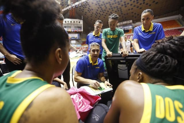 O técnico José Neto comanda a seleção brasileira de basquete feminino (Crédito: Fiba)