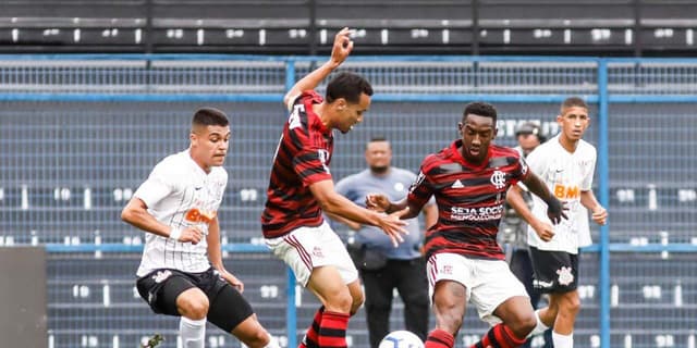 BRASILEIRO SUB-20: FLAMENGO BATE O CORINTHIANS E SAI EM VANTAGEM