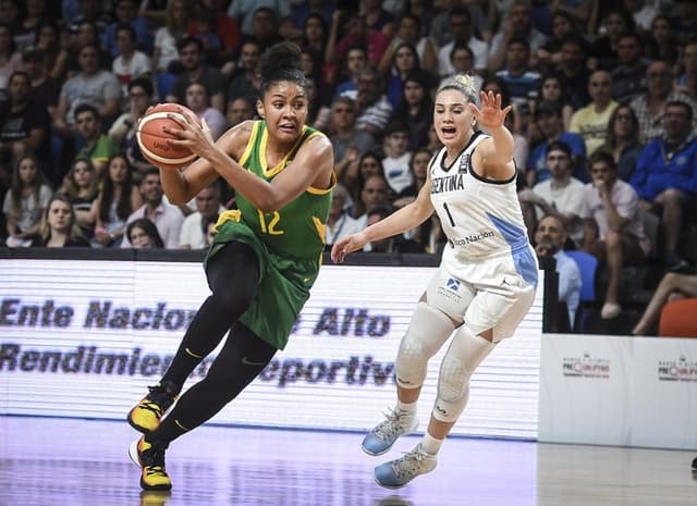 Damiris foi a cestinha do Brasil diante da Argentina, no encerramento do Pré-Olímpico das Américas (Crédito: Fiba)