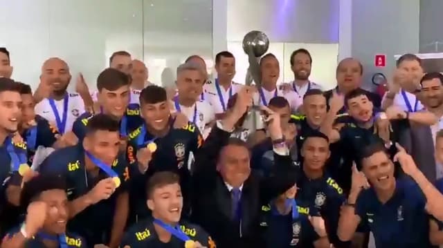 Brasil Sub-17 comemora o título mundial com Bolsonaro