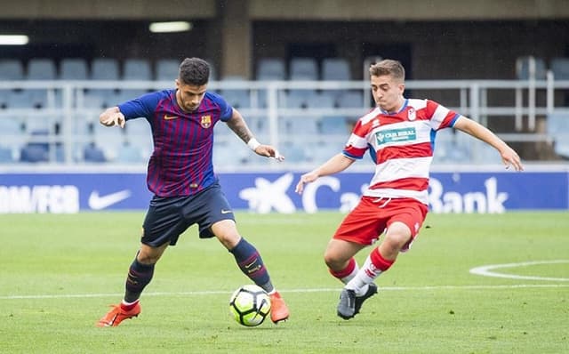 Dudu (dir.) pelo Granada enfrentando o Barcelona