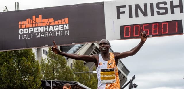 Geoffrey Kamworor comemora o novo recorde mundial da meia maratona. (Divulgação)