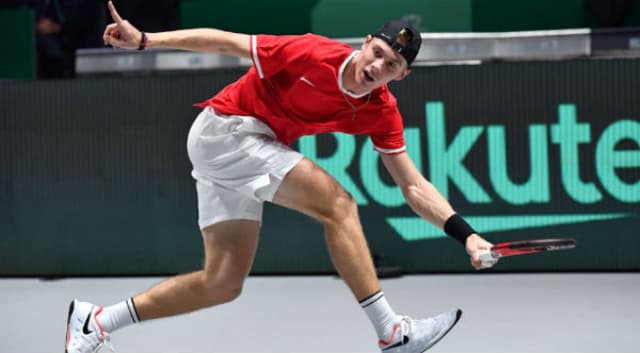 Denis Shapovalov em ação na Copa Davis