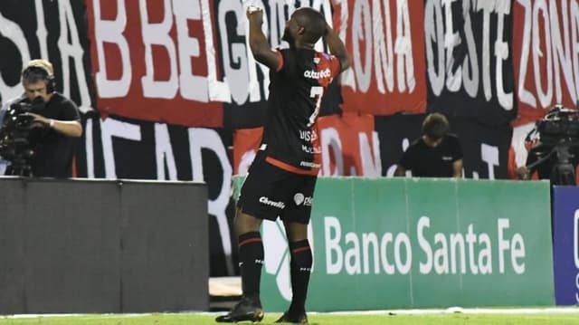 Luis Leal imitando Gabigol em Newell's Old Boys x River Plate