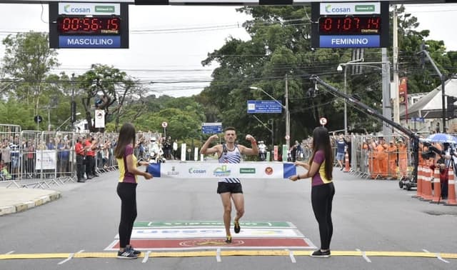 Ederson Pereira comemora sua vitória na Volta da Pampulha 2019, com 56m19s. (Divulgação)