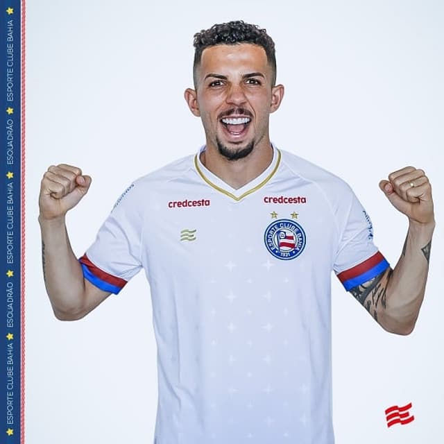 Flávio usando o uniforme 1 do Bahia para 2020