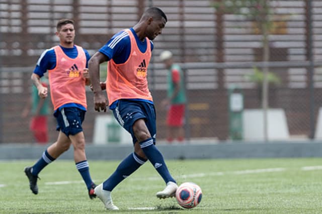 O time sub-20, que vai jogar a Copinha, já treina com a nova camisa. Os patrocínios também mudaram de lugar, com o BH virando patrocinador máster