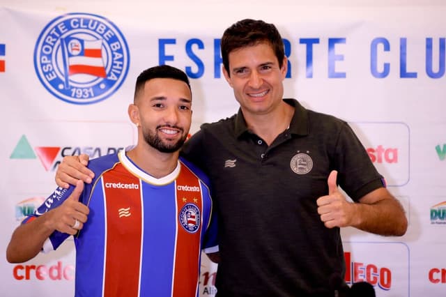 Clayson apresentado no Bahia ao lado do diretor Diego Cerri