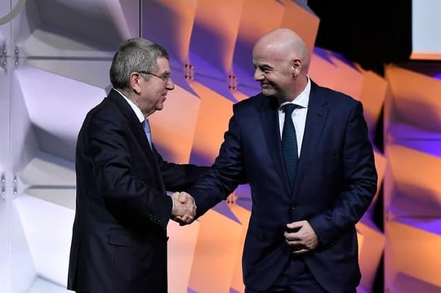 Thomas Bach, presidente do COI, cumprimenta seu colega Gianni Infantino, mandatário da Fifa (Crédito: Flickr/COI)