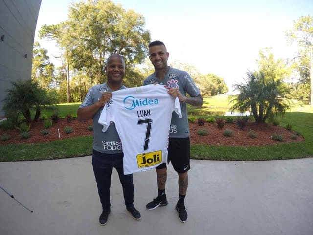 Marcelinho entregou a camisa que marcou sua história no Corinthians a Luan, principal reforço do Timão para esta temporada