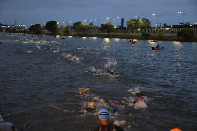 Triatletas no percurso de 1,9km da natação na raia de remo da USP durante o Ironman 70.3 São Paulo. (Fábio Falconi/Unlimited Sports)