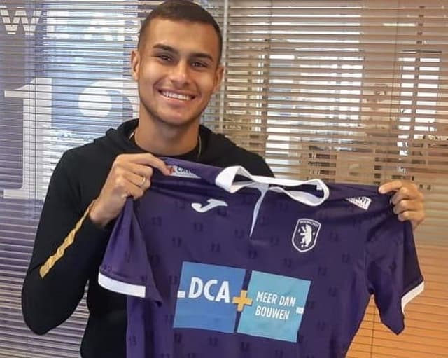 Felipe Micael com a camisa do Beerschot Wilrijk