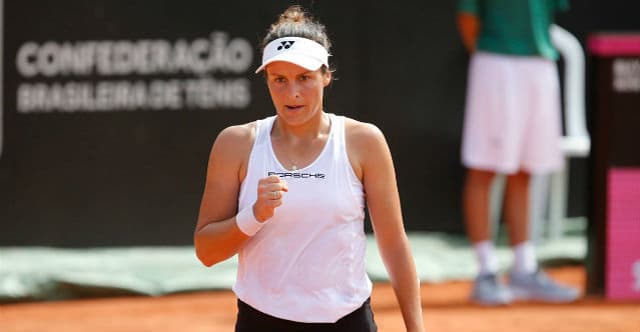 Tatjana Maria celebra ponto em confronto contra Gabriela Cé pela Fed Cup