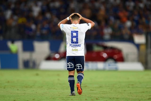 David Pizarro, na época jogando por La U, lamenta goleada diante do Cruzeiro