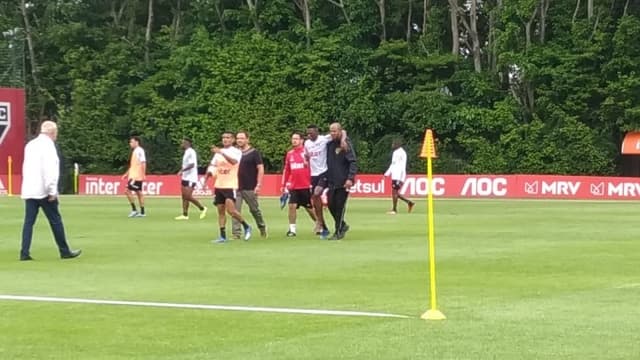 Léo mancando - Treino São Paulo