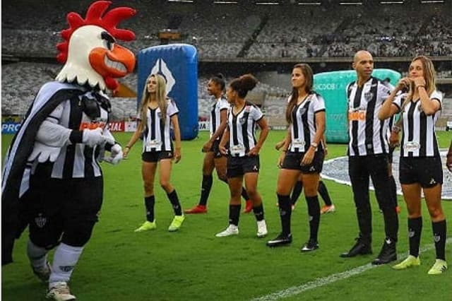 O incidente com o mascote do Atlético-MG e uma das jogadoras do rime feminino foi contornado