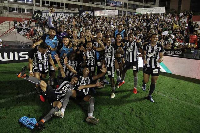 Botafogo celebra com torcedores em Recife