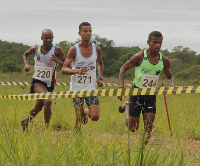 Integrantes da seleção brasileira de cross country/ Gilberto, Johnatas e Daniel (Leonardo Duarte/CBAt)