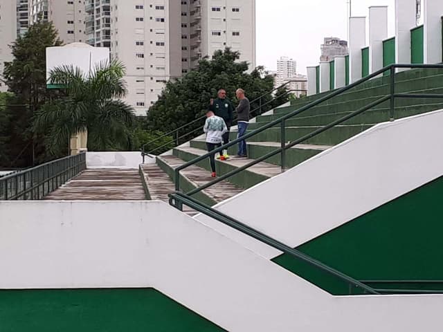 Taffarel conversa com o preparador de goleiros Oscar Rodriguez e o auxiliar Andrey Lopes