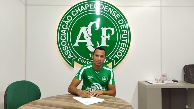 Neto zagueiro Chapecoense - ex-Flamengo