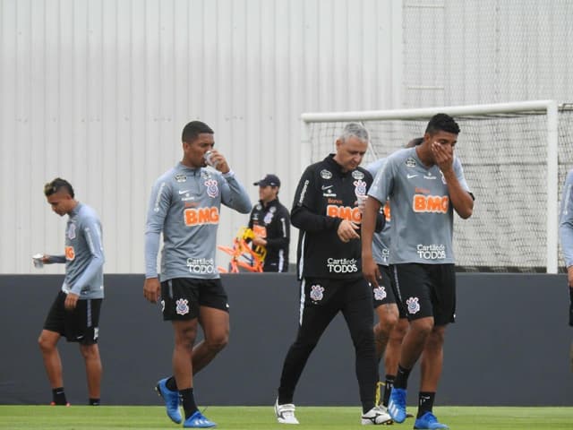 Tiago Nunes tem a semana cheia para ajustar os detalhes na equipe do Corinthians