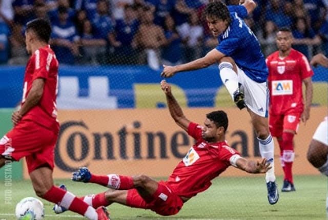 Marcelo Moreno lutou contra a defesa do CRB, mas teve pouco sucesso na noite ruim do Cruzeiro