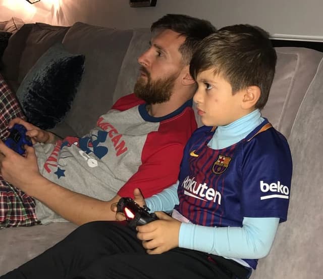 Lionel Messi jogando videogame com seu filho, Thiago