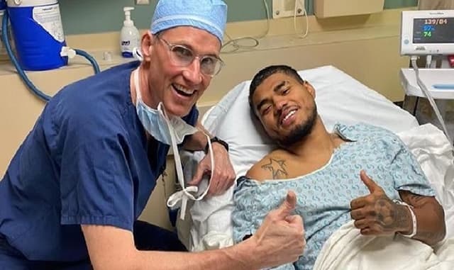 Josef Martínez posa com o cirurgião Volker Musahl após a cirurgia