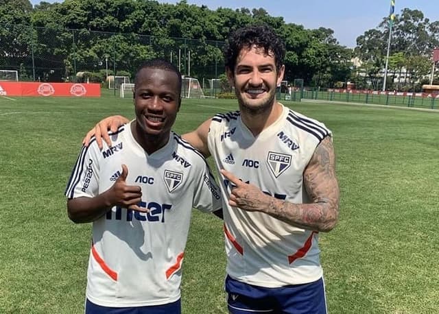 Juan David Martínez ao lado de Alexandre Pato