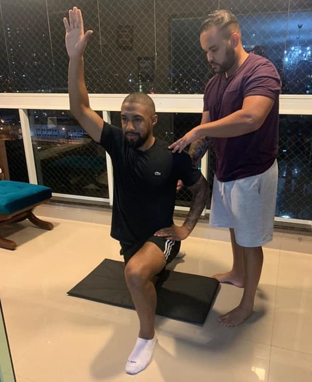 Vidal, do Goiás, treinando em casa