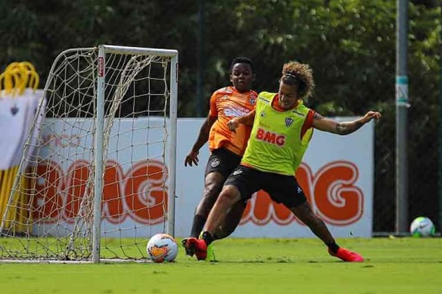 Cazares foi o caso mais notório do trio de times mineiro, pois já havia sido flagrado furando a quarentena. Ele também teve contato com  outros jogadores e ainda assim, os treinos na Cidade do Galo foram mantidos