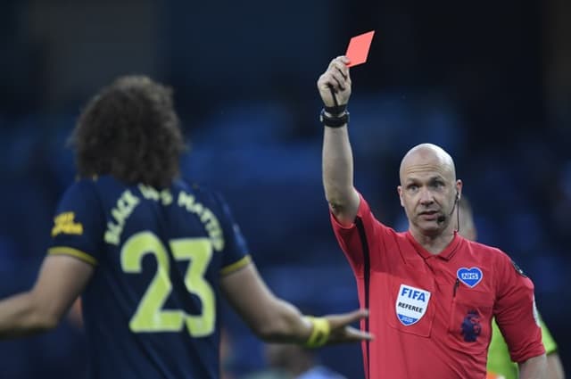 Momento da expulsão de David Luiz em Manchester City x Arsenal