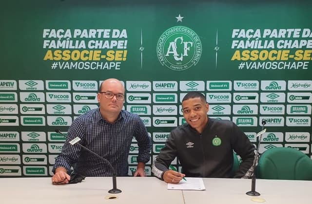 Guedes assina a renovação com a Chapecoense ao lado de Alexandre Puhlmann