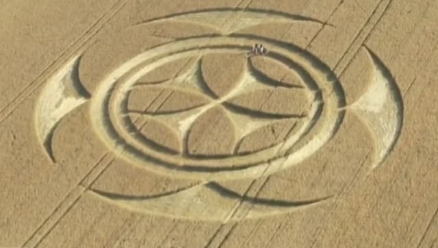 Campo de trigo na França lembra cruz do vasco