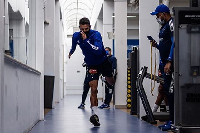 Henrique voltou a frequentar a Toca da Raposa para treinar após o seu acidente de carro no dia 26 de junho