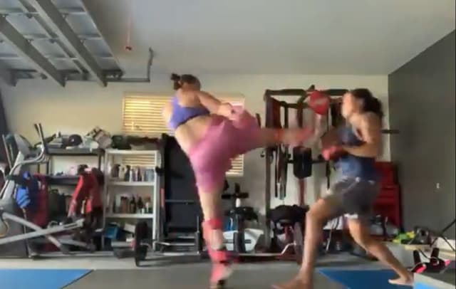 Amanda Nunes treina com esposa grávida